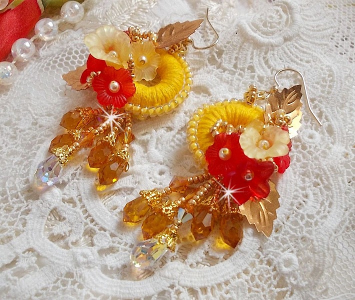 Buttercup BO broderet med Swarovski-krystaller og gul/orange DMC-bomuld