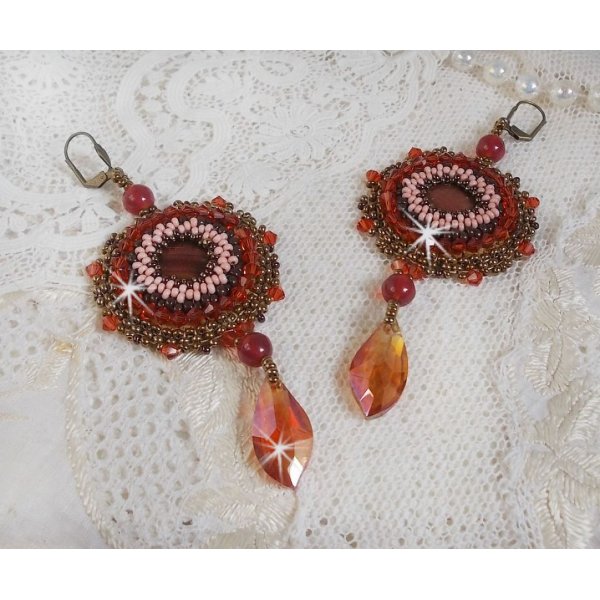 BO Topaz broderet med mahognifarvede perleskiver, glatte runde perler, Swarovski-krystaller og fr&oslash;perler