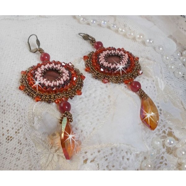 BO Topaz broderet med mahognifarvede perleskiver, glatte runde perler, Swarovski-krystaller og fr&oslash;perler