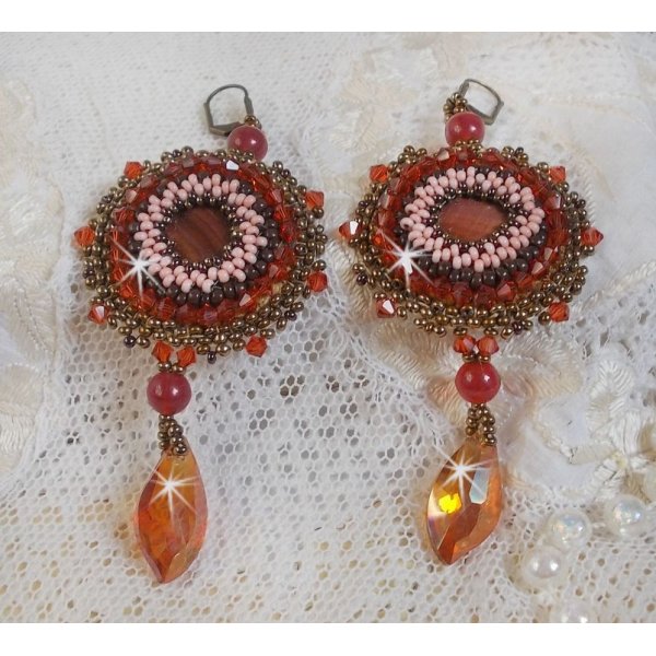 BO Topaz broderet med mahognifarvede perleskiver, glatte runde perler, Swarovski-krystaller og fr&oslash;perler