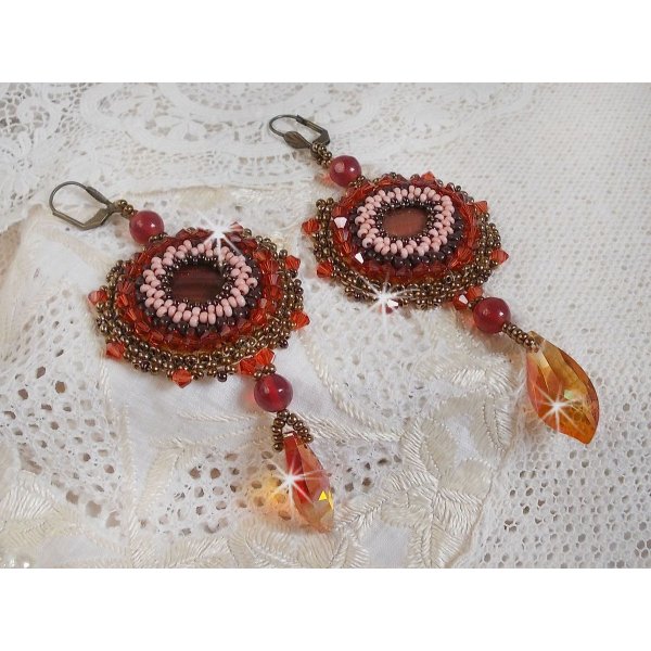 BO Topaz broderet med mahognifarvede perleskiver, glatte runde perler, Swarovski-krystaller og fr&oslash;perler