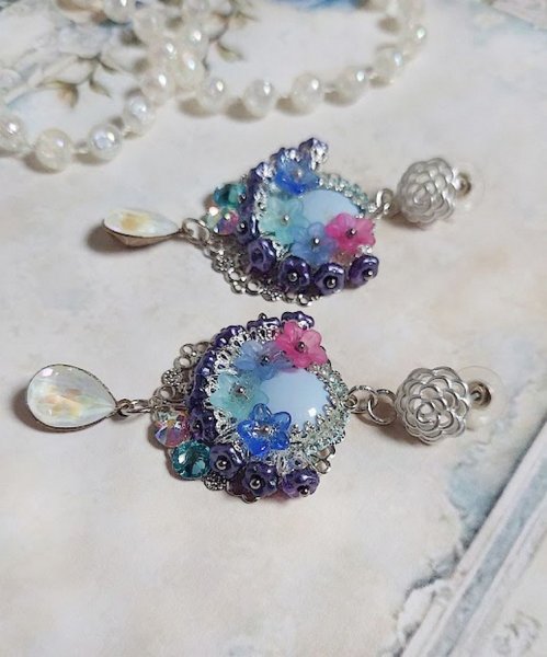 BO Cara&iuml;bes mont&eacute;es avec fleurs, strass, estampes, calottes, perles cristal Swarovski et clous d&rsquo;oreilles 