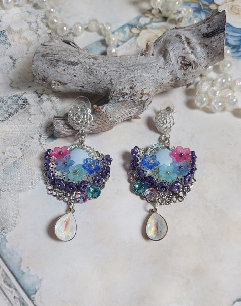 BO Cara&iuml;bes mont&eacute;es avec fleurs, strass, estampes, calottes, perles cristal Swarovski et clous d&rsquo;oreilles 