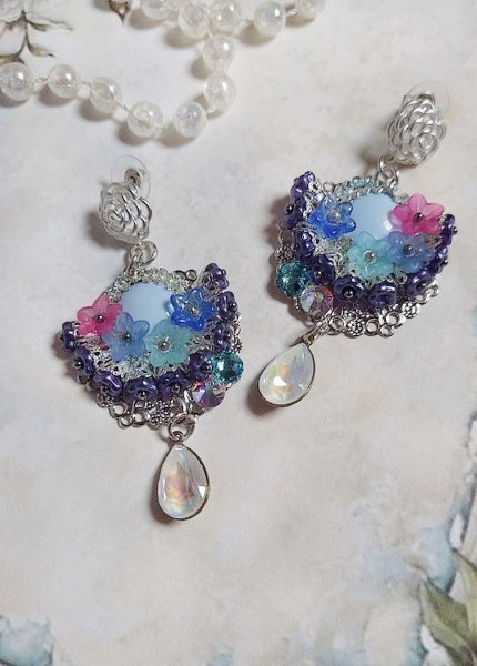 BO Cara&iuml;bes mont&eacute;es avec fleurs, strass, estampes, calottes, perles cristal Swarovski et clous d&rsquo;oreilles 