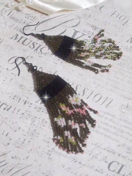 BO Champ&ecirc;tre mont&eacute;es avec des rocailles et tubes torsad&eacute;es en Verre aux couleurs de saison : Olive, Jaune, Vert, Saumon et Blanc &agrave; laquelle s&rsquo;ajoute des perles sur des crochets d&rsquo;oreilles Laiton