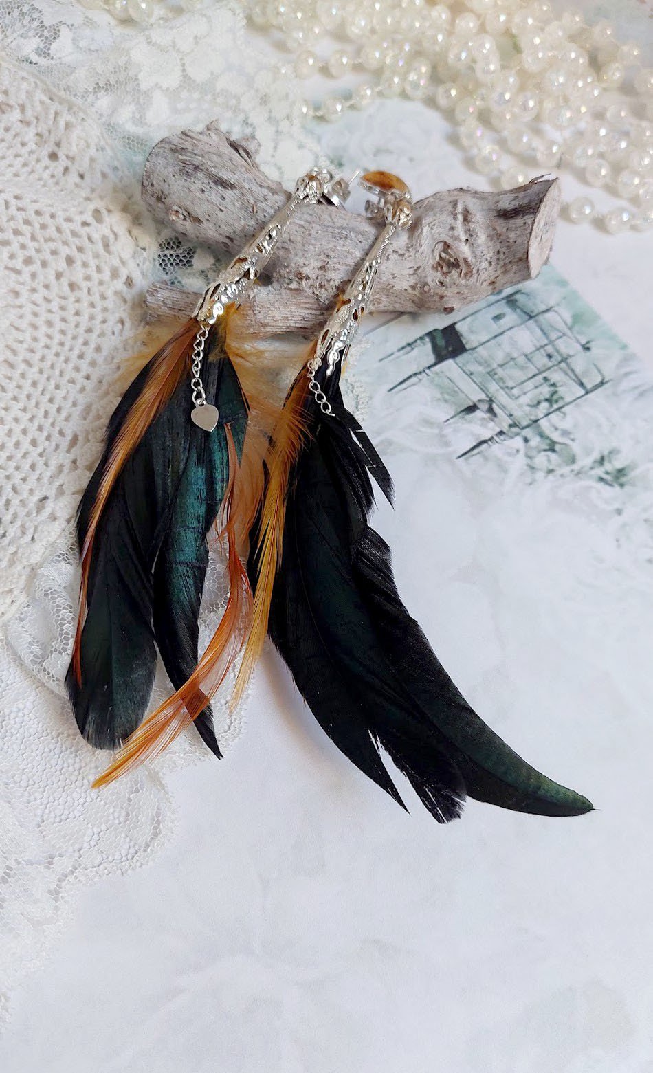 BO Chant du Coq avec des plumes de Coq et Cygne, cha&icirc;ne argent, cabochons r&eacute;sine et clous en laiton