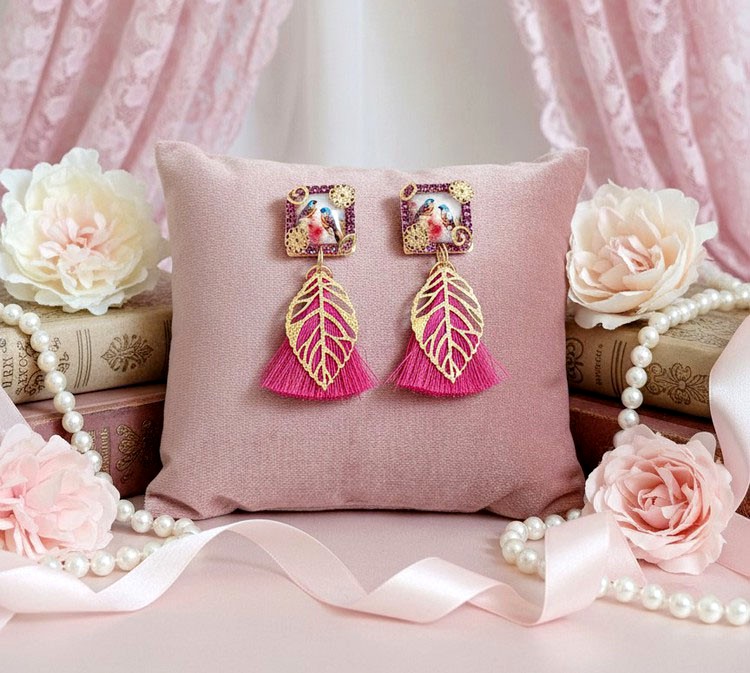 BO Chants d&rsquo;Oiseaux cr&eacute;&eacute;es avec cabochons verres, pompons, cha&icirc;ne strass verre et clips laiton