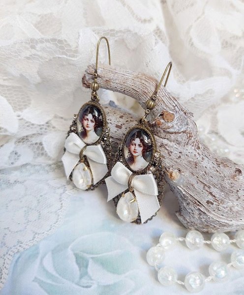 BO Charme Shabby Chic cr&eacute;&eacute;es avec perles Cristal Swarovski, cabochons loupes, strass, crochets laitons