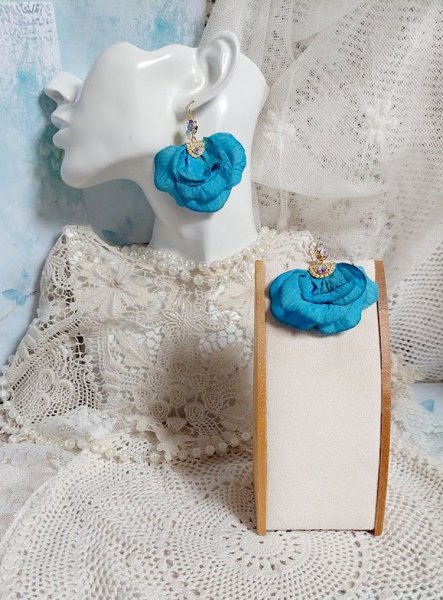 BO Charming Blue cr&eacute;&eacute;es avec p&eacute;tales de rose tissu, embouts demi-lunes et perles cristal Swarovski