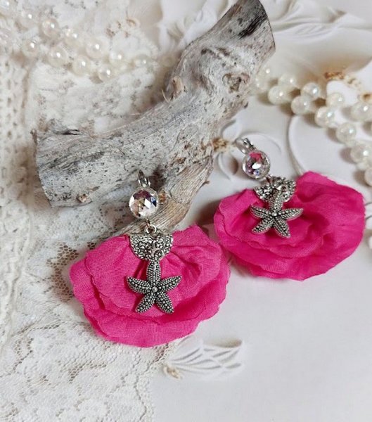 BO Charming Fuchsia cr&eacute;&eacute;es avec perles Swarovski, p&eacute;tales de roses en tissu et dormeuses laitons