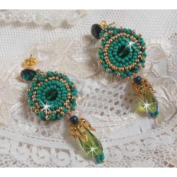 BO Charnelle broderet med runde perler og Swarovski cabochons, facetterede dr&aring;ber og fr&oslash;perler