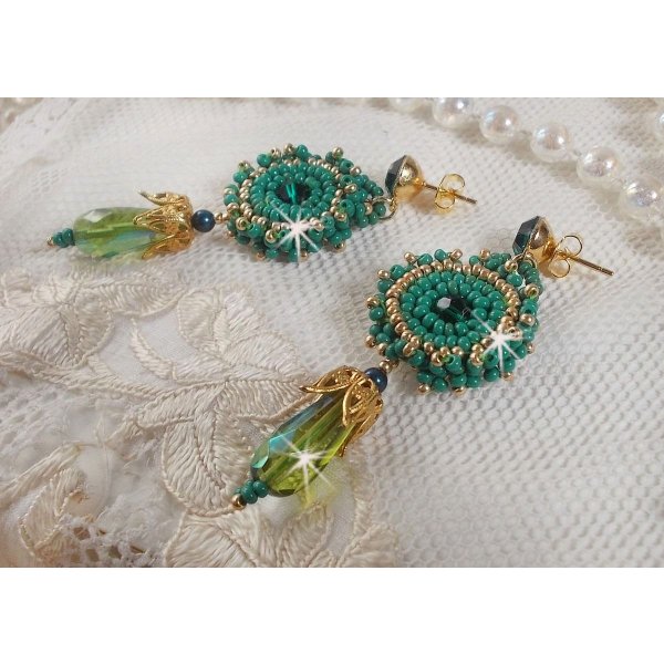 BO Charnelle broderet med runde perler og Swarovski cabochons, facetterede dr&aring;ber og fr&oslash;perler