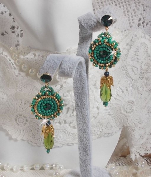 BO Charnelle broderet med runde perler og Swarovski cabochons, facetterede dr&aring;ber og fr&oslash;perler