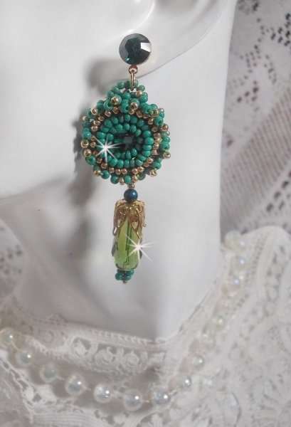 BO Charnelle broderet med runde perler og Swarovski cabochons, facetterede dr&aring;ber og fr&oslash;perler