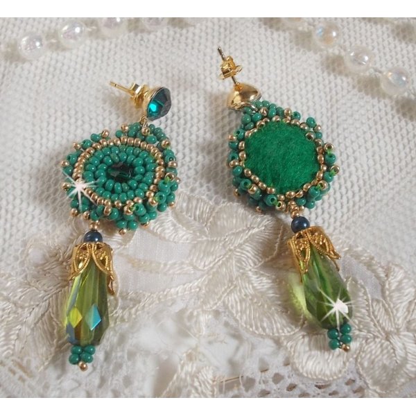 BO Charnelle broderet med runde perler og Swarovski cabochons, facetterede dr&aring;ber og fr&oslash;perler