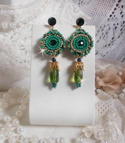 BO Charnelle broderet med runde perler og Swarovski cabochons, facetterede dr&aring;ber og fr&oslash;perler