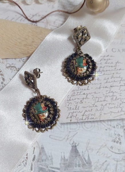 BO Chatou Steampunk mont&eacute;es avec cabochons loupes repr&eacute;sentant des chats en chapeau haut de forme Vert avec un m&eacute;daillon orn&eacute;s d&rsquo;une cha&icirc;ne strass Noire sur estampes Bonze et clous d'oreilles Laiton