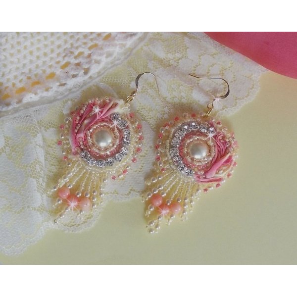 Tender Heart BO broderet med gult og lyser&oslash;dt silkeb&aring;nd, bezels, fr&oslash;perler og 14 karat guldfyldte sp&aelig;nder