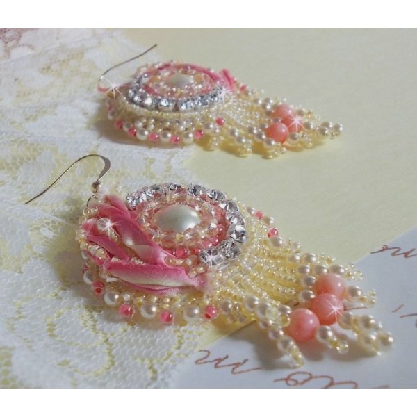 Tender Heart BO broderet med gult og lyser&oslash;dt silkeb&aring;nd, bezels, fr&oslash;perler og 14 karat guldfyldte sp&aelig;nder