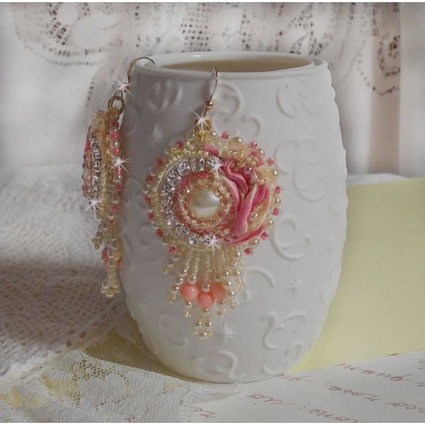 Tender Heart BO broderet med gult og lyser&oslash;dt silkeb&aring;nd, bezels, fr&oslash;perler og 14 karat guldfyldte sp&aelig;nder