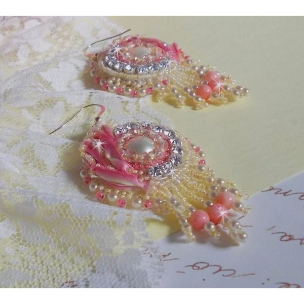 Tender Heart BO broderet med gult og lyser&oslash;dt silkeb&aring;nd, bezels, fr&oslash;perler og 14 karat guldfyldte sp&aelig;nder