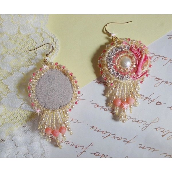 Tender Heart BO broderet med gult og lyser&oslash;dt silkeb&aring;nd, bezels, fr&oslash;perler og 14 karat guldfyldte sp&aelig;nder