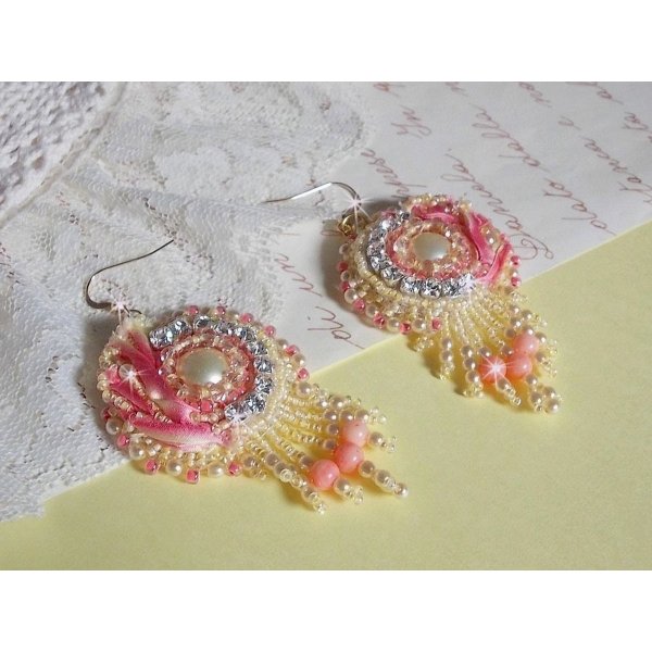 Tender Heart BO broderet med gult og lyser&oslash;dt silkeb&aring;nd, bezels, fr&oslash;perler og 14 karat guldfyldte sp&aelig;nder