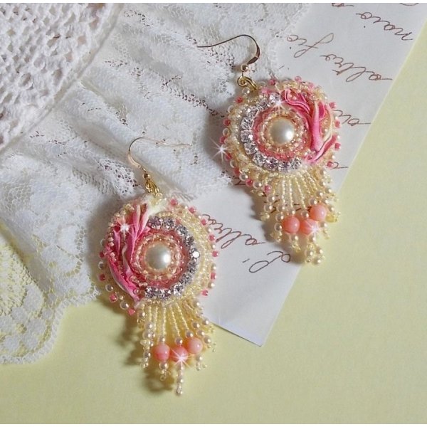 Tender Heart BO broderet med gult og lyser&oslash;dt silkeb&aring;nd, bezels, fr&oslash;perler og 14 karat guldfyldte sp&aelig;nder