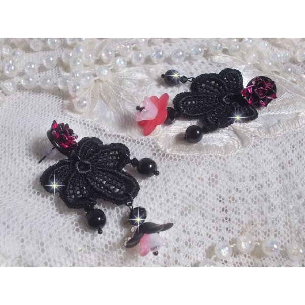 BO Cocktail Sangria skabt med meget gamle sorte blonder, krystaller, matterede blomster, harpiks cabochoner og sort tilbeh&oslash;r