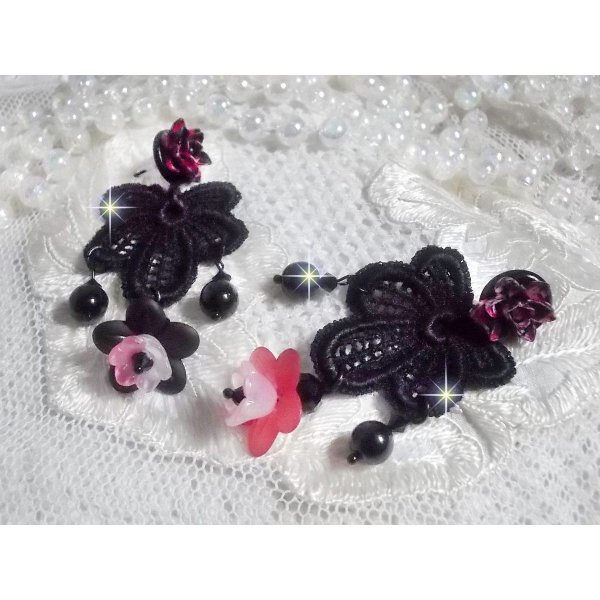 BO Cocktail Sangria skabt med meget gamle sorte blonder, krystaller, matterede blomster, harpiks cabochoner og sort tilbeh&oslash;r