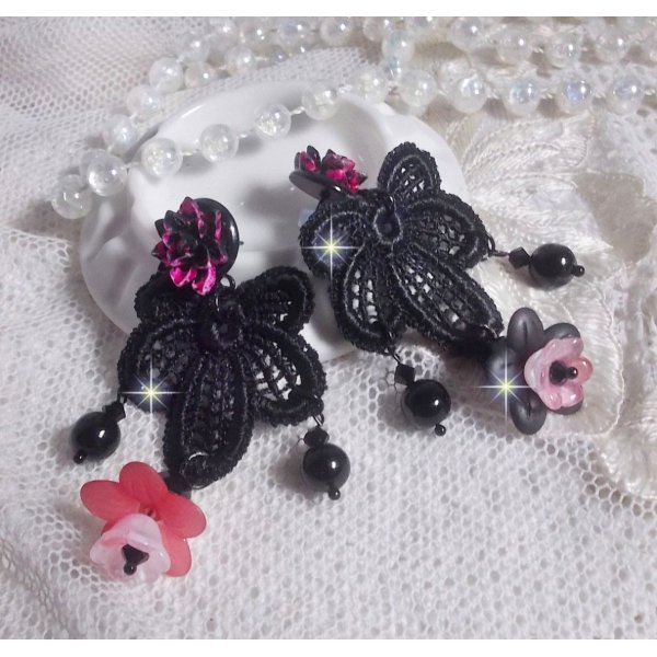 BO Cocktail Sangria skabt med meget gamle sorte blonder, krystaller, matterede blomster, harpiks cabochoner og sort tilbeh&oslash;r