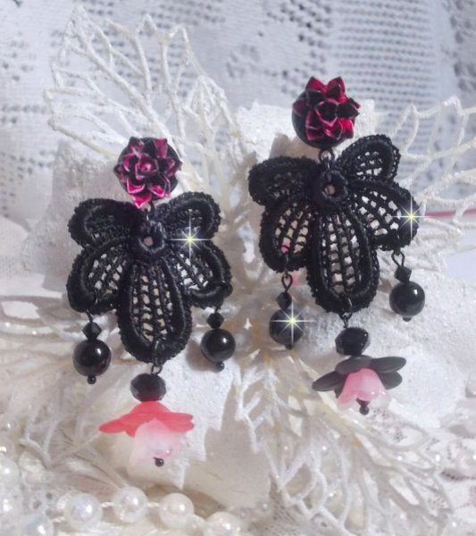 BO Cocktail Sangria skabt med meget gamle sorte blonder, krystaller, matterede blomster, harpiks cabochoner og sort tilbeh&oslash;r