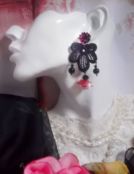 BO Cocktail Sangria skabt med meget gamle sorte blonder, krystaller, matterede blomster, harpiks cabochoner og sort tilbeh&oslash;r