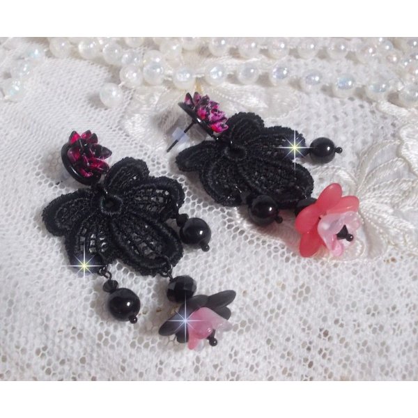 BO Cocktail Sangria skabt med meget gamle sorte blonder, krystaller, matterede blomster, harpiks cabochoner og sort tilbeh&oslash;r