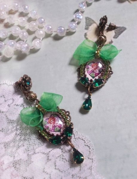 BO Coeur d'Anges skabt med forst&oslash;rrelsescabochoner, organza b&aring;nd, diverse tilbeh&oslash;r og krystaller