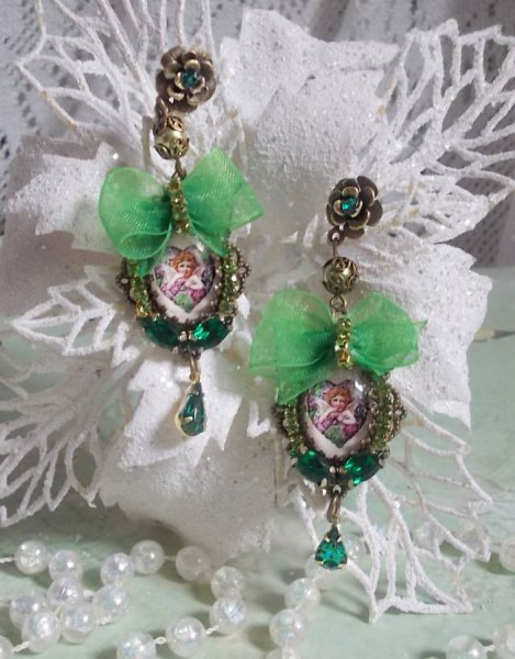 BO Coeur d'Anges skabt med forst&oslash;rrelsescabochoner, organza b&aring;nd, diverse tilbeh&oslash;r og krystaller