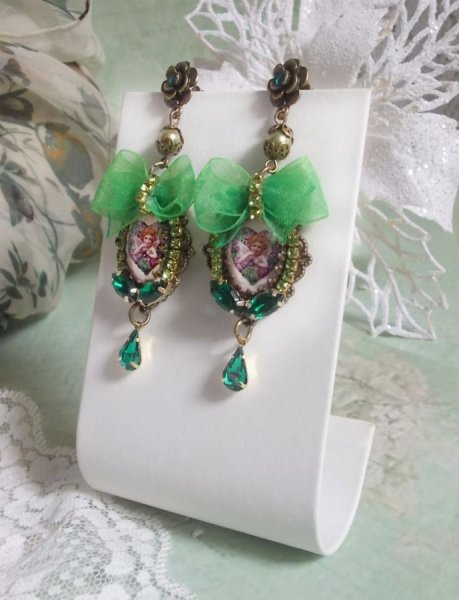 BO Coeur d'Anges skabt med forst&oslash;rrelsescabochoner, organza b&aring;nd, diverse tilbeh&oslash;r og krystaller