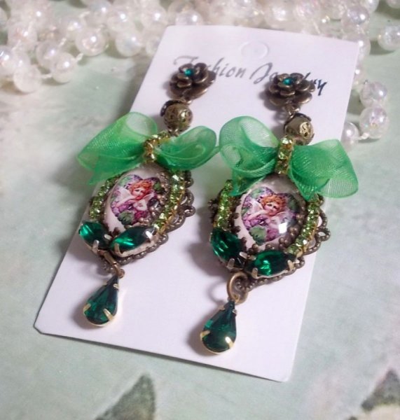 BO Coeur d'Anges skabt med forst&oslash;rrelsescabochoner, organza b&aring;nd, diverse tilbeh&oslash;r og krystaller