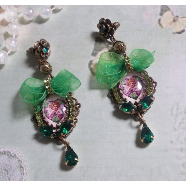 BO Coeur d'Anges skabt med forst&oslash;rrelsescabochoner, organza b&aring;nd, diverse tilbeh&oslash;r og krystaller