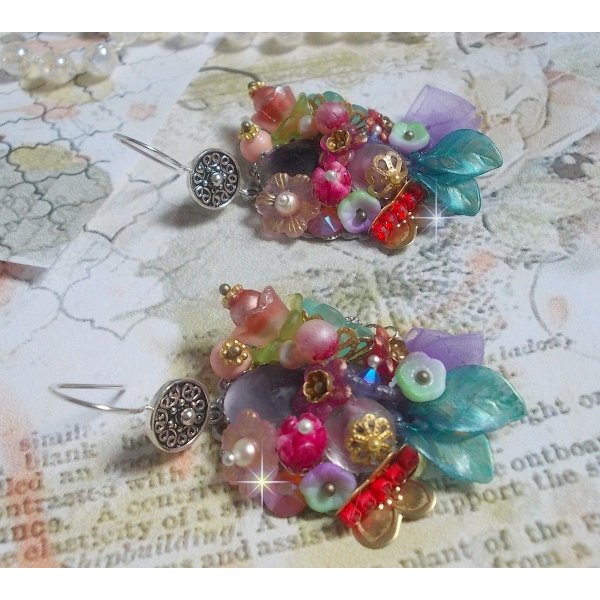 BO For&aring;rschik krans skabt med forskellige blomster, Murano perler, krystaller, diverse tilbeh&oslash;r og &oslash;rekroge i s&oslash;lv 925/1000