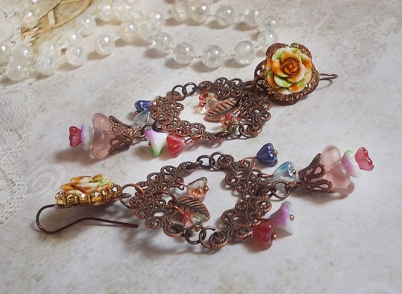 BO French Flowers skabt med klokkeblomster, klokkeblomster, roser og tilbeh&oslash;r i Aged Copper