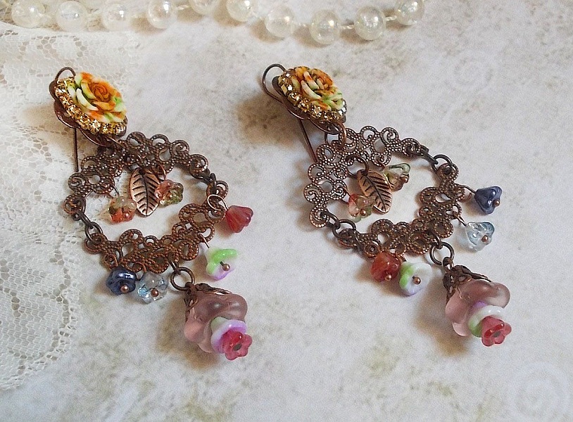 BO French Flowers skabt med klokkeblomster, klokkeblomster, roser og tilbeh&oslash;r i Aged Copper