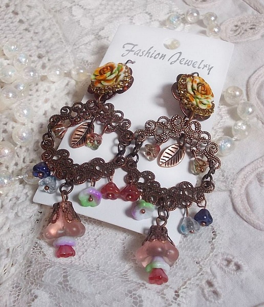 BO French Flowers skabt med klokkeblomster, klokkeblomster, roser og tilbeh&oslash;r i Aged Copper