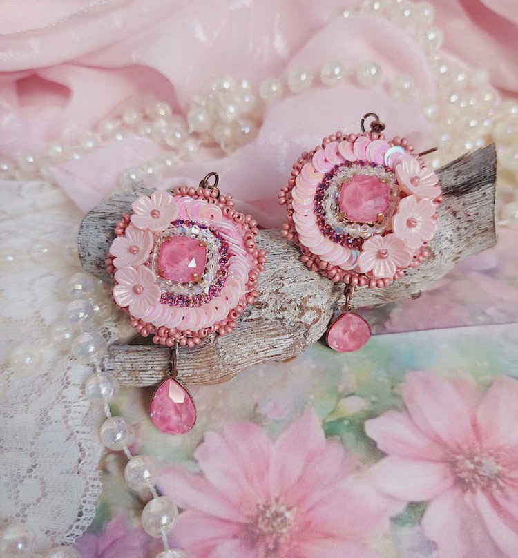 BO Dahlia brodées avec sequins, fleurs acryliques, rocailles verres et perles Cristal Swarovski