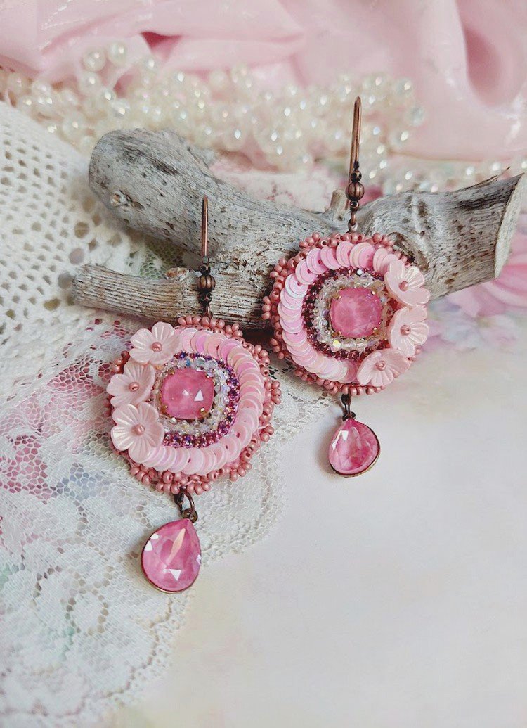 BO Dahlia brodées avec sequins, fleurs acryliques, rocailles verres et perles Cristal Swarovski