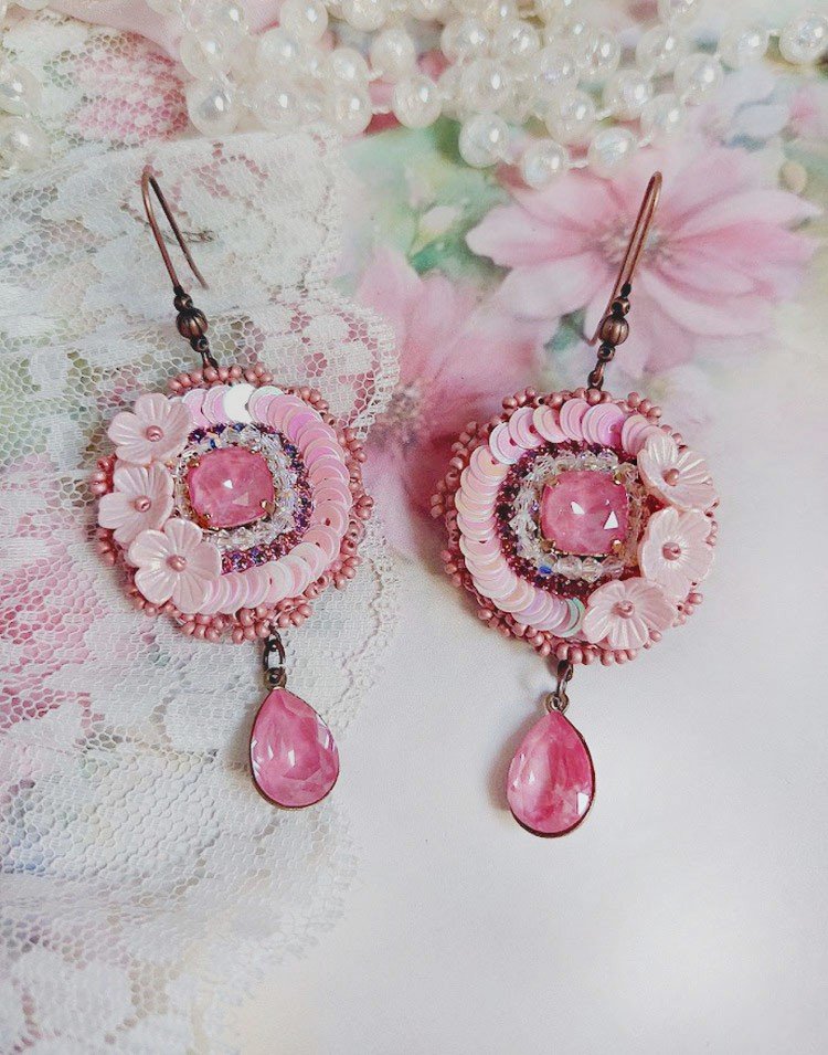 BO Dahlia brodées avec sequins, fleurs acryliques, rocailles verres et perles Cristal Swarovski