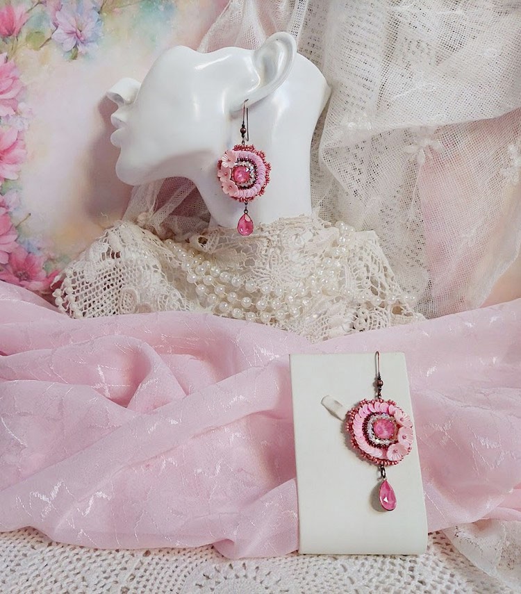 BO Dahlia brodées avec sequins, fleurs acryliques, rocailles verres et perles Cristal Swarovski