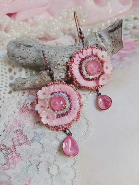 BO Dahlia brod&eacute;es avec sequins, fleurs acryliques, rocailles verres et perles Cristal Swarovski