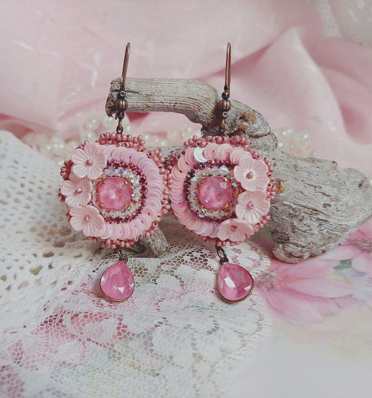 BO Dahlia brodées avec sequins, fleurs acryliques, rocailles verres et perles Cristal Swarovski