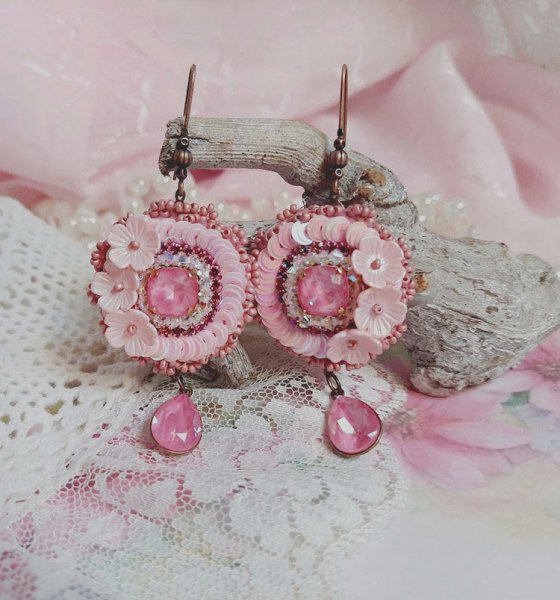 BO Dahlia brod&eacute;es avec sequins, fleurs acryliques, rocailles verres et perles Cristal Swarovski